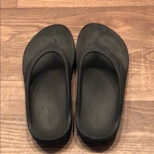 Women’s Size 7 Oofos.